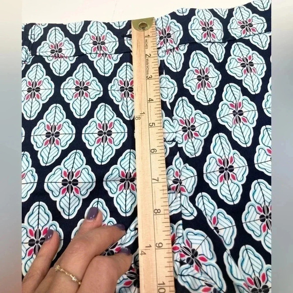 Crown & Ivy Shorts Navy Floral Flat Front Cotton Shorts Women’s Size 12 P - Picture 10 of 11